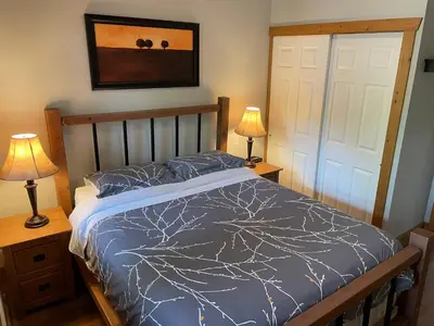 a bedroom with a bed and two lamps on tables at Casa Del Mila Oro Condo in Osoyoos