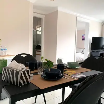 Perfect Location - Entire Suite Private Entrance with private bathroom & living room - 5 Mins Walk to Skytrain & Restaurant & Banks