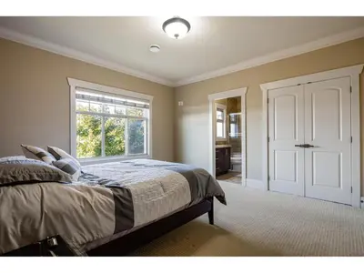 a bedroom with a bed and a window at Francis Home Hotel \u798f\u6765\u987a\u5bb6\u5ead\u5bbe\u9986 in Richmond