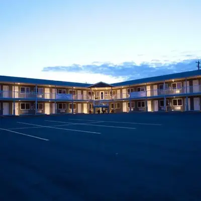 Shoreside Inn & Suites