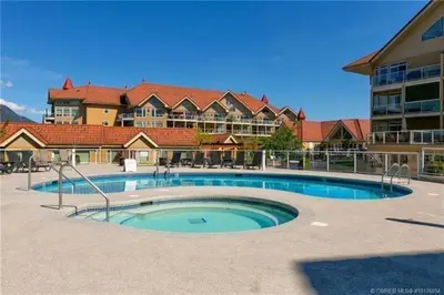 a large swimming pool in front of a building at Kelowna Discovery in Kelowna