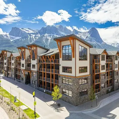 Spring Creek Luxury King One Bedroom at White Spruce Lodge