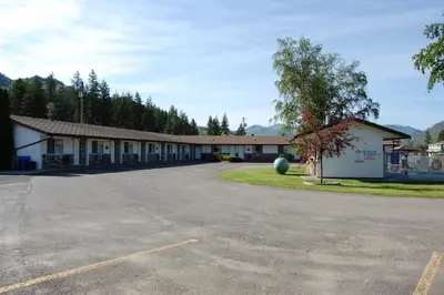 an empty parking lot in front of a building at Monte Carlo Motel in Barrière