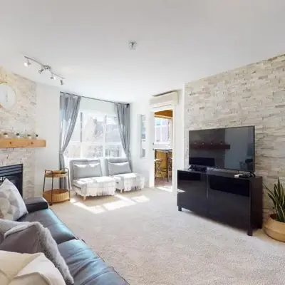 1BR and Den in Marketplace Lodge