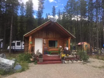 a small log cabin with a porch and a porch at Jade Fever Cabina in Jade City