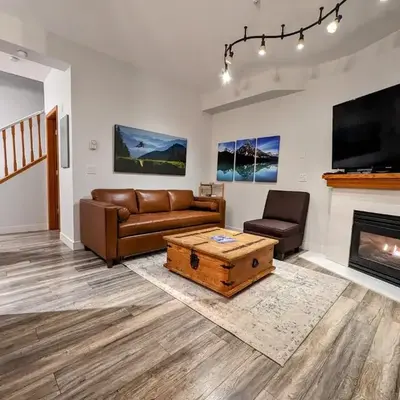 Updated Townhouse in Village. Pool/Hot Tub/Parking