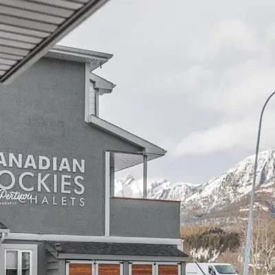 Canadian Rockies Chalets by Trilink - 2 & 3 Bedroom Condos - Self Check-In - Walking Distance to Downtown - Free Parking - Pet-Friendly - No AC
