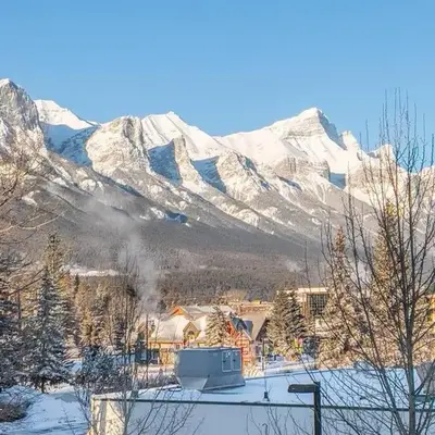 Incredible Mountain View Townhouse in DT Canmore w/ A/C & U/A Parking