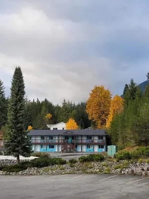 a building in the middle of a parking lot at Ridgeview Motor Inn in Gold River