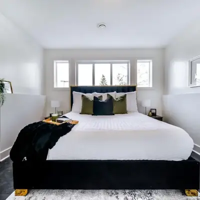 Stunning Modern Suite - King Bed - Free Parking & Netflix - Fast Wi-Fi - Long Stays Welcome