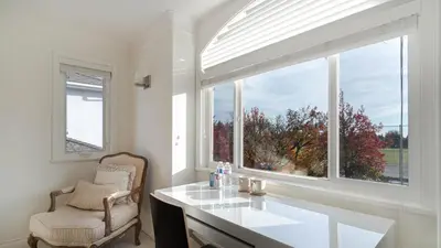 a white room with a desk and a window at \u6e29\u897f\u533a\u8c6a\u534e\u522b\u5885\u9644\u6709\u6309\u6469\u6d74\u7f38\u94a2\u7434\uff0c\u63a5\u8fd1\u673a\u573adowntown in Vancouver
