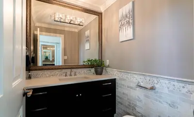 a bathroom with a sink and a mirror at \u6e29\u897f\u533a\u8c6a\u534e\u522b\u5885\u9644\u6709\u6309\u6469\u6d74\u7f38\u94a2\u7434\uff0c\u63a5\u8fd1\u673a\u573adowntown in Vancouver