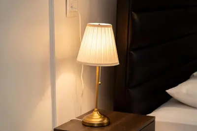 a lamp sitting on a table next to a bed at Mountain View Hope Motel in Hope