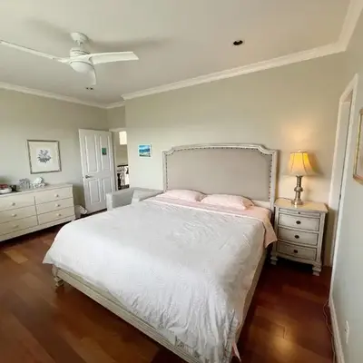 independent entrance cozy room with private bathroom close to YVR Richmond