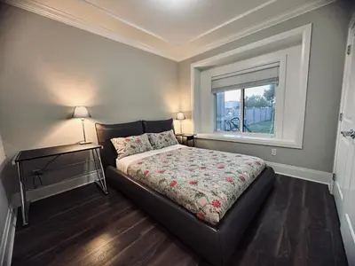 a bedroom with a bed with a table and a window at \u9ce5\u5de22\u7761\u623f\u6c11\u5bbf in Richmond