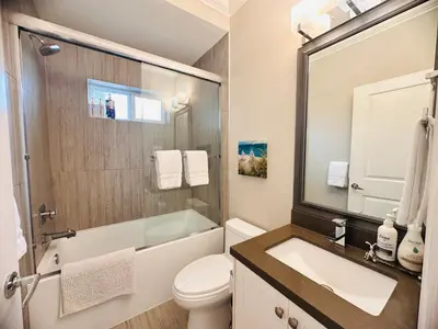 a bathroom with a sink and a toilet and a mirror at \u9ce5\u5de22\u7761\u623f\u6c11\u5bbf in Richmond