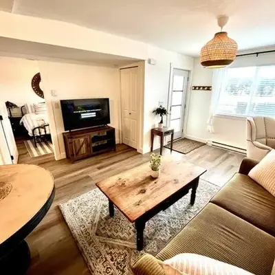 Cozy Lakeview Suite