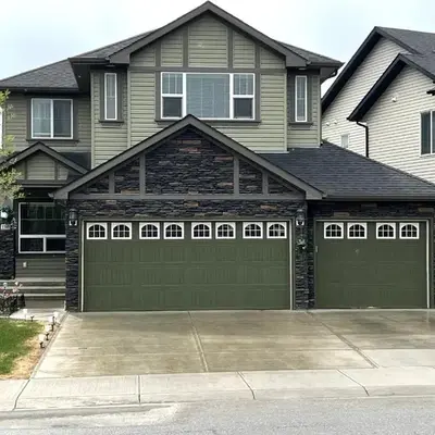 Luxury 4 Bedroom Cozy Home close to YYC