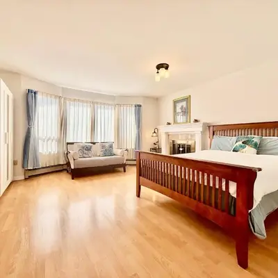 Burnaby Metrotown Cozy 3 Bedroom Suite Walk to Skytrain and Malls